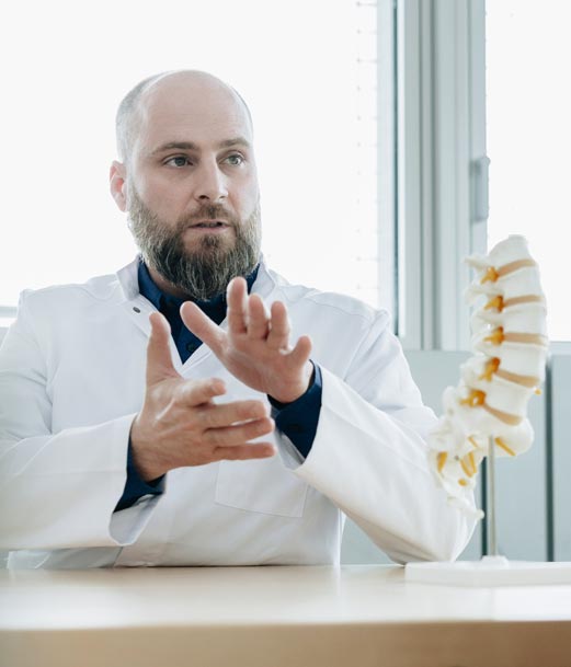Facharzt für Neurochirurgie Dr. Moritz Perrech erklärt Ablauf einer Bandscheibenvorfall Operation