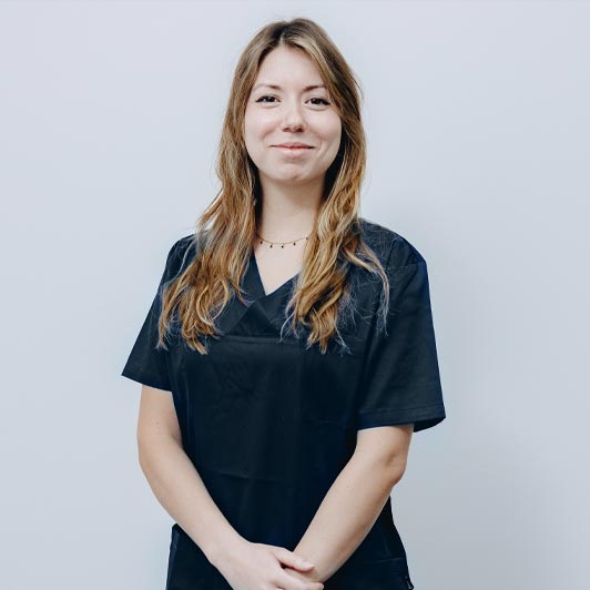 Porträtbild einer medizinischen Fachangestellten in der Praxis für Neurochirurgie