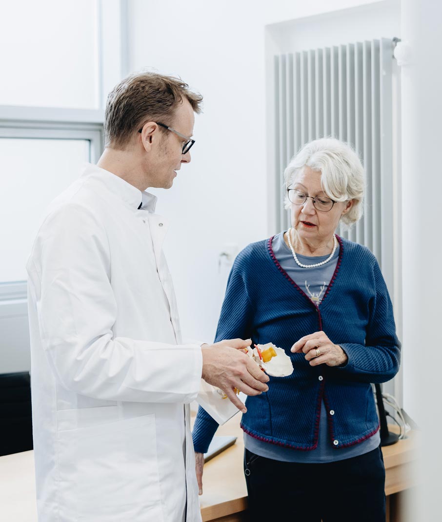 Dr. Czybulka im Gespräch mit einer Patientin in der Praxis zentral